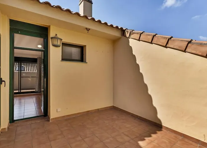 Дом отдыха Steps To Arenal - 4br Home, Pool, Garage & Bbq